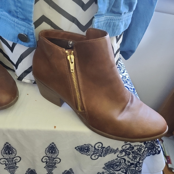 Brown leather ankle Boots with gold tone zipper - Picture 3 of 7